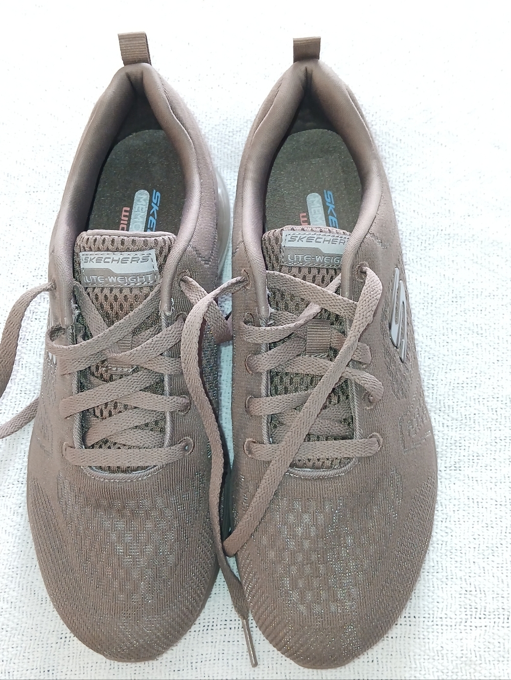NWT Sz.9 Womens Skeckers Memory Foam Lite Weight Running Shoes